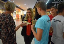 Au donat cărți la mall