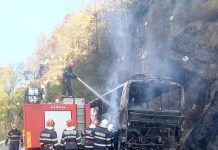Un autocat cu 25 de pasageri a luat foc pe Defileul Jiului