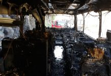 Un autocar a luat foc din mers