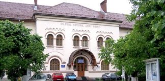 Colegiul Național „Spiru Haret“ este găzduit de o clădire monument istoric