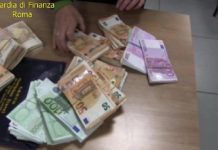 Chinezi prinși cu milioane de euro în valiză