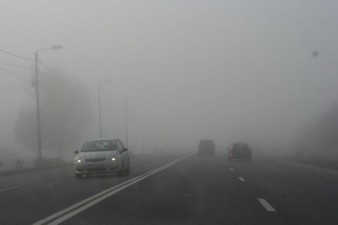 Ceaţa îngreunează traficul rutier pe mai multe drumuri din ţară