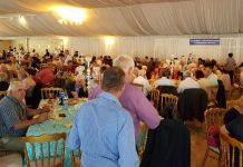 Petrecere pe Insuliţă. Pensionarii, coadă la poze cu primarul