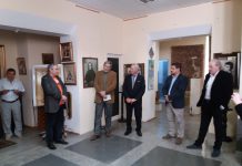 Poetul este un rege – şi i se cuvine un tron