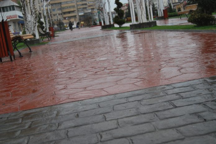 Nu sunt bani pentru înlocuirea cu granit a betonului amprentat din zona centrală