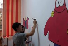 Cercetașii pictează pereții unui centru în care trăiesc copiii aflați în dificultate