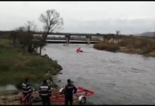 Pescar salvat din apele învolburate ale râului Jiu
