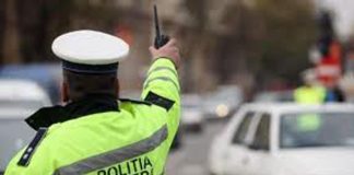 Șofer pericol public, reținut de polițiști după ce s-a descoperit că nu avea permis și conducea o autoutilitară