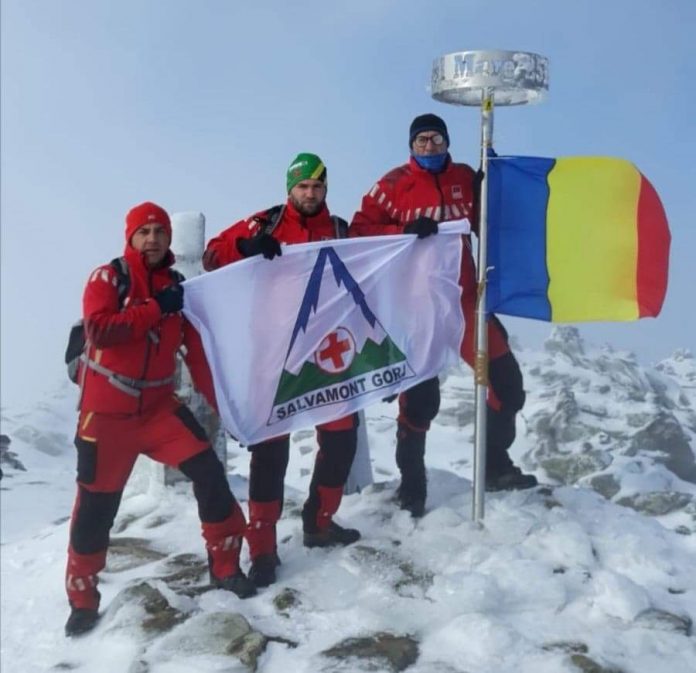 Salvamontiștii gorjeni au arborat tricolorul în masivele Vâlcan și Parâng