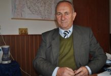 Caută de zece ani bani pentru o sală de festivități