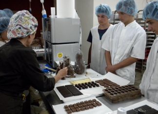 Ciocolata după rețetă belgiană se fabrică și într-o comună din Gorj. Pralinele cu pălincă, printre specialități