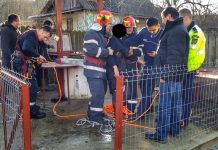 Bătrână de 84 de ani, salvată la timp de pompieri din fântâna în care căzuse