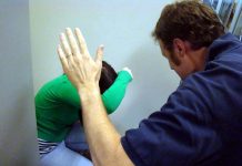 O tânără mamă, cu doi copii mici, bătută de soț