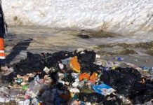 Au aruncat gunoaie pe marginea drumului