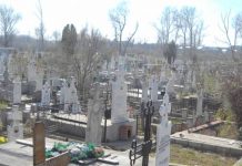 A fost prins individul care a deschis sicriul pentru 50 de lei