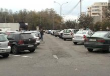 Două mașini la un loc de parcare