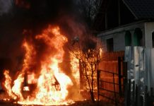 O mașină a luat foc la Bîlteni! FOTO