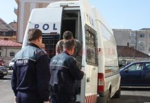 Polițistul din Târgu Jiu căutat de autoritățile din Germania, în arest provizoriu Polițistul din Târgu Jiu, pe numele căruia a fost emis un mandat european de arestare, în arest provizoriu până la traducerea mandatului.