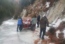 Turiști rămași blocați pe un drum forestier din Baia de Fier