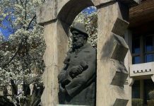 Statuia lui Brâncuși din fața Casei de Cultură ar putea să fie mutată. „Să-l aducem pe Brâncuși de sub copaci și să-l punem în centrul orașului“
