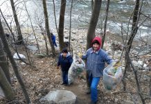 1400 de saci cu gunoi, strânși din Defileul Jiului