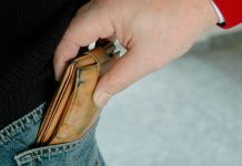 A profitat de neatenția unui bărbat și i-a furat portofelul