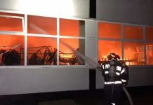 Un incendiu devastator a făcut scrum o fabrică din Prahova. Sute de oameni au rămas fără loc de muncă