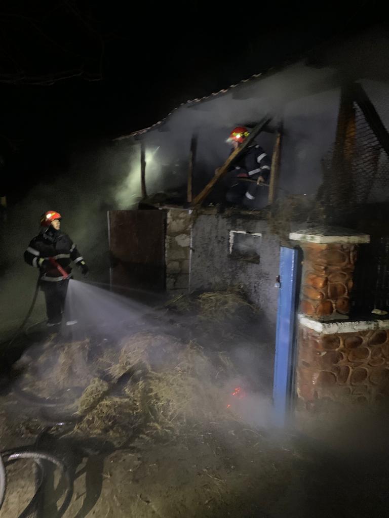 Depozit de furaje din Bolboși, distrus într-un incendiu