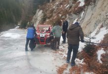 Trei turiști au rămas blocați pe un drum forestier acoperit de gheață, în Gorj