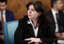Ministrul Educaţiei vrea ca fiecare elev să citească, zilnic, 20 de minute la şcoală şi 20 de minute acasă