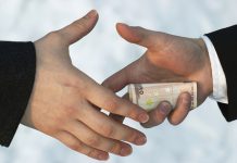 Reținut după ce a încercat să mituiască un polițist