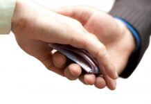 Unchiul șoferului din Târgu-Cărbunești, prins de două ori beat la volan, a fost reținut pentru că a oferit mită polițiștilor