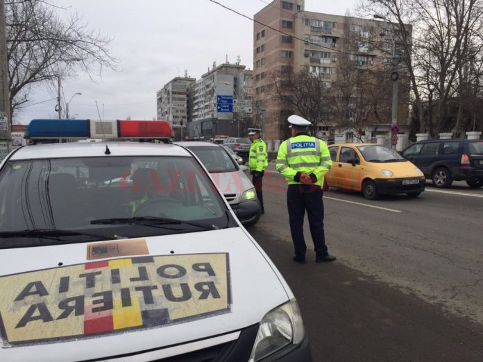 Un tânăr de 18 ani, anchetat după ce a prezentat polițiștilor un permis auto fals