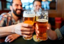 Doi bărbaţi au murit după ce au băut mai multe beri de la un producător renumit