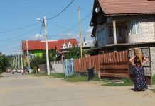 Recuperarea impozitelor restante de la romii din Târgu Jiu, în impas. Reprezentanții Fiscului găsesc lacăte pe porți