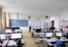 Table interactive pentru elevii unui liceu