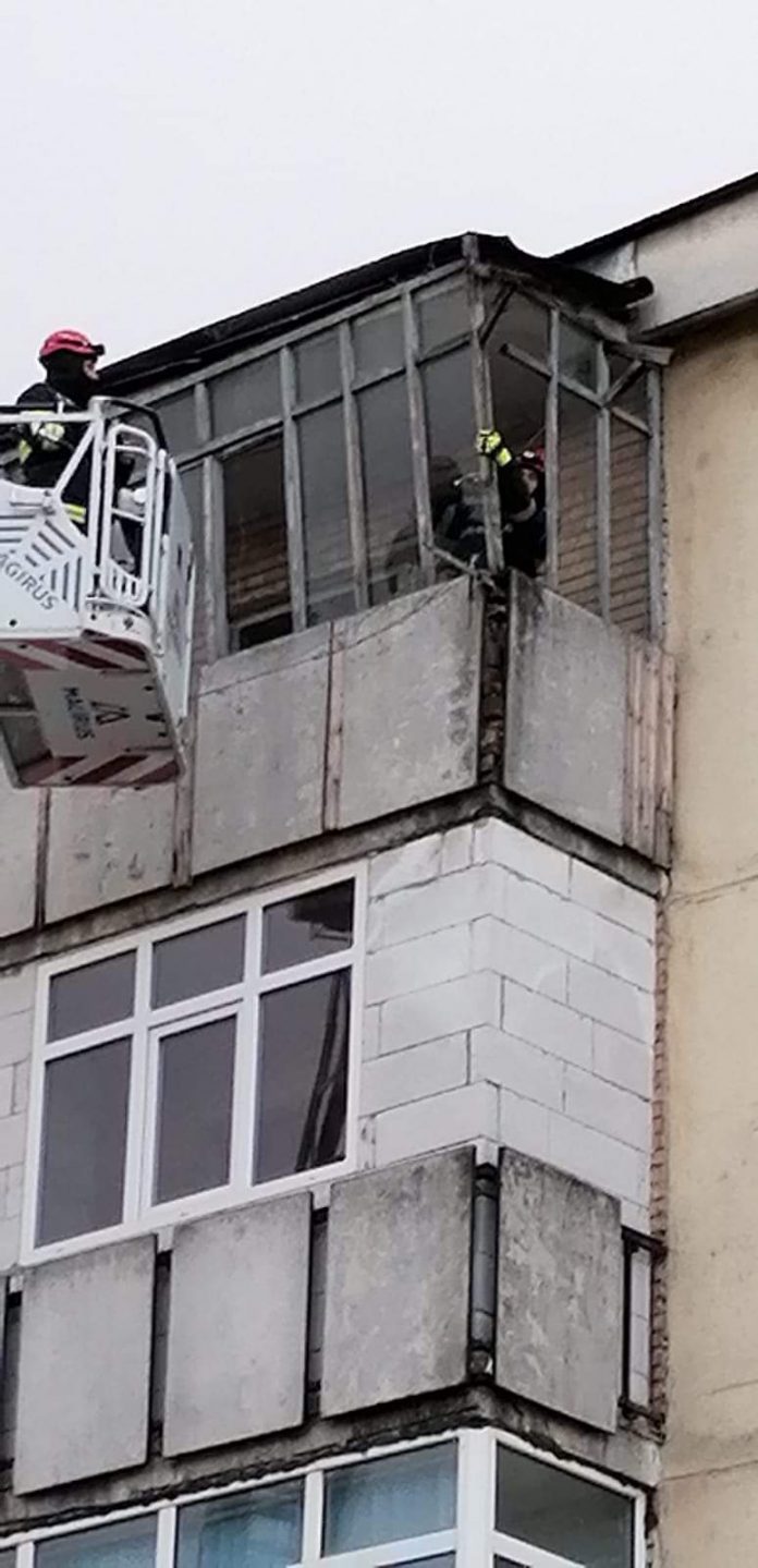 Pompierii au îndepărtat un balcon care s-ar fi putut prăbuși peste trecători, la Rovinari