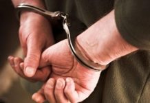 Dus în arest după ce și-a bătut mama