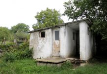 Școala din Scoarța scapă de toaleta din fundul curții
