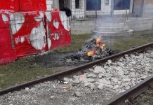 Deșeuri arse lângă calea ferată