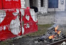 Bărbat sancționat după ce a dat foc unor deșeuri. O casă se afla în imediata apropiere