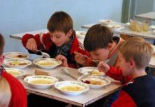 08:08 MASĂ CALDĂ pentru elevi, în două școli din Gorj