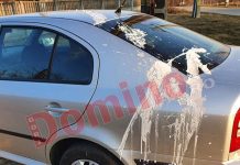 Vecini „generoși”! Mâncare aruncată de la etaj direct pe o mașină parcată