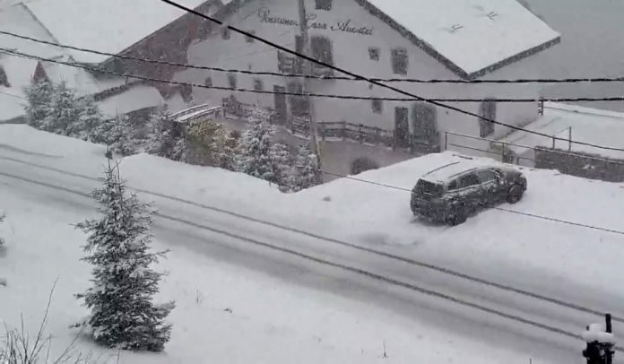 Ninge de ore întregi la Rânca. Stratul de zăpadă are deja peste 30 de centimetri (Video) 1121