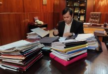 Nu-i place să dea cu semnătura. Romanescu : „Un munte de documente de studiat și semnat”