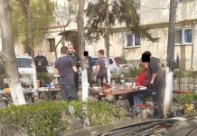 Au ieșit la picnic în fața blocului