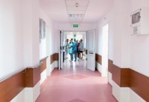 Un medic infectat a consultat zeci de pacienți, deși trebuia să fie în izolare