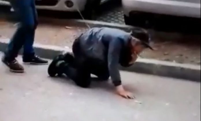 Un bărbat din Gorj a fost filmat în timp ce se plimbă cu un bărbat ținut în lesă, pe o stradă dintre blocuri 534