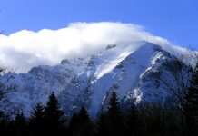 Cod galben de vânt puternic în zece județe, până marți dimineață. Afectate, zonele montane