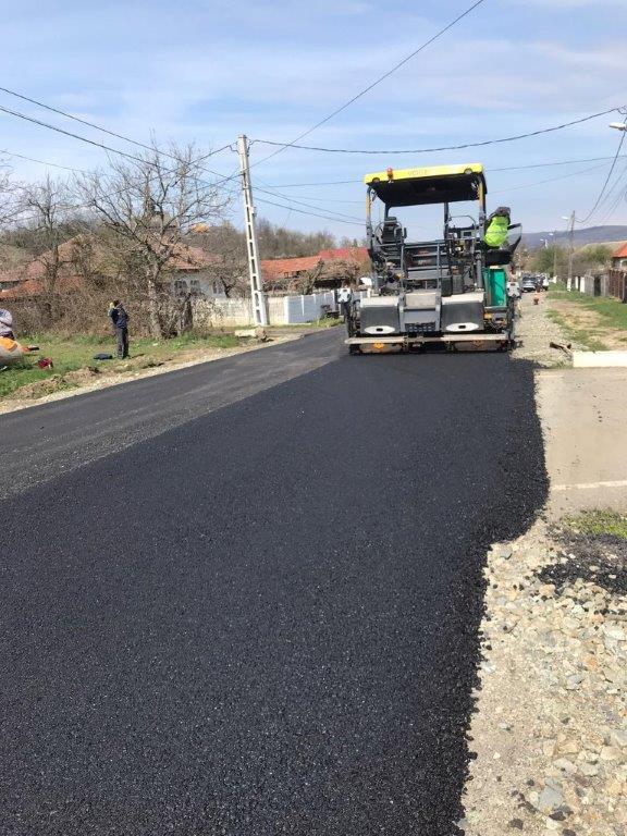 Asfaltări pe trei drumuri judeţene din Gorj